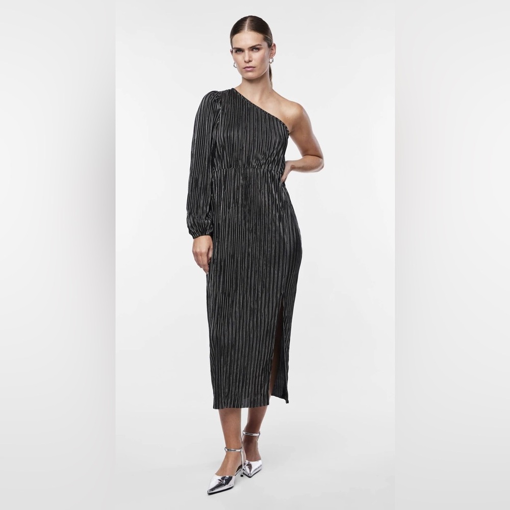 Y.A.S NWT Yasoda Plisse One Shoulder Midi Dress Women’s Size Small Black Pleated